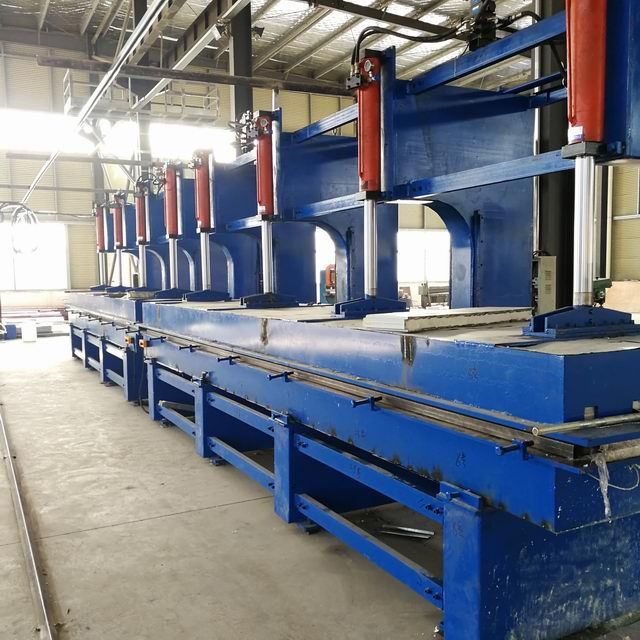 發(fā)泡機(jī)，聚氨酯寬板發(fā)炮臺調(diào)試完成